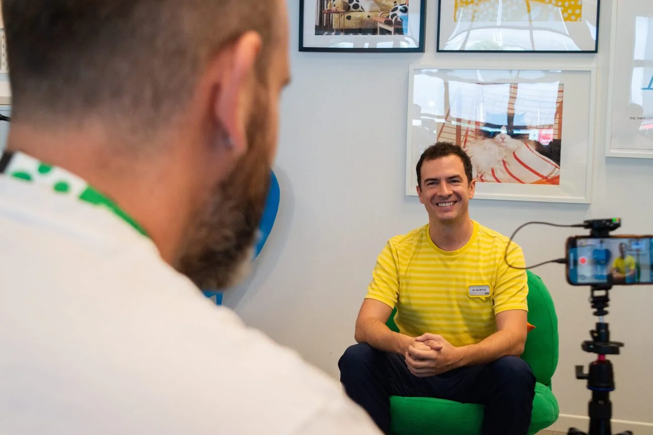 Entrevista grabada a un participante sentado en un sillón verde