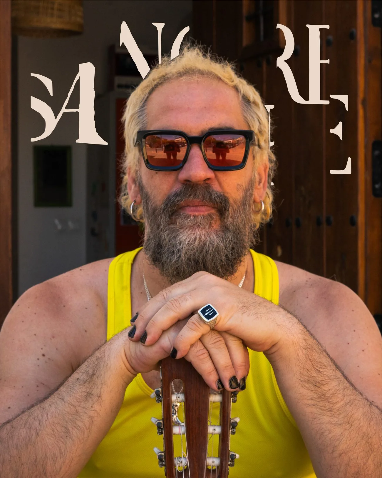 Publicación de la campaña con Tony Moreno posando con gafas de sol rojas ante el rótulo de Sangre del Sur